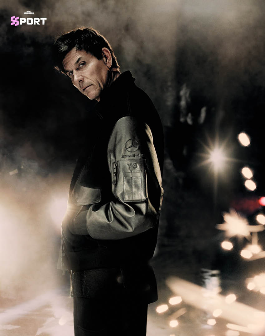 ภาพโปรโมตคอลเล็กชัน adidas Y-3 x Mercedes F1 Team ลาย ‘Wolf’ สะท้อนบรรยากาศการแข่งขันยามค่ำคืนในสนามแข่ง 7