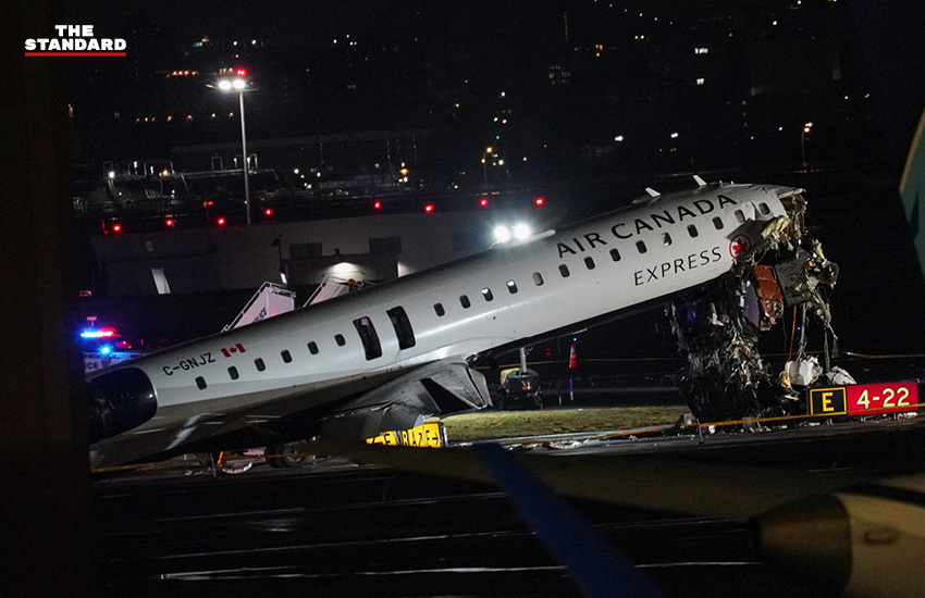 ภาพเครื่องบิน Air Canada ชน รถดับเพลิง ที่สนามบินลาการ์เดีย นิวยอร์ก ซึ่งมีนักบินเสียชีวิต 2 ราย 1