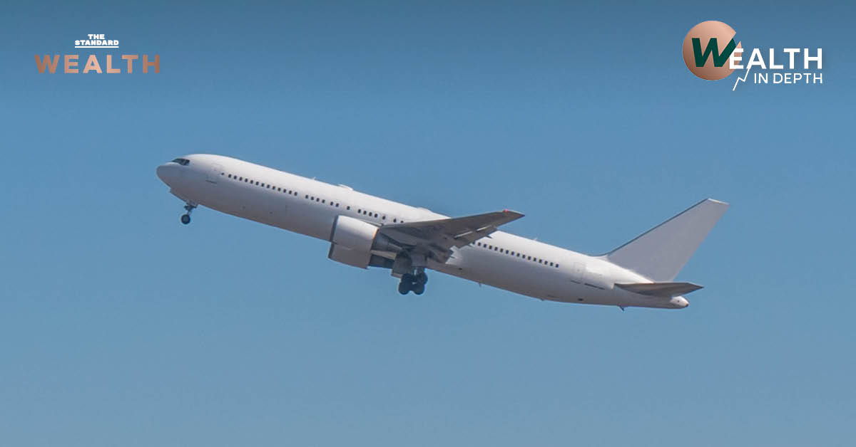 ภาพเครื่องบินที่สนามบิน สื่อถึงค่าตั๋วเครื่องบินที่ปรับสูงขึ้นทั่วโลกจากต้นทุนน้ำมันเชื้อเพลิงและสถานการณ์ตะวันออกกลาง