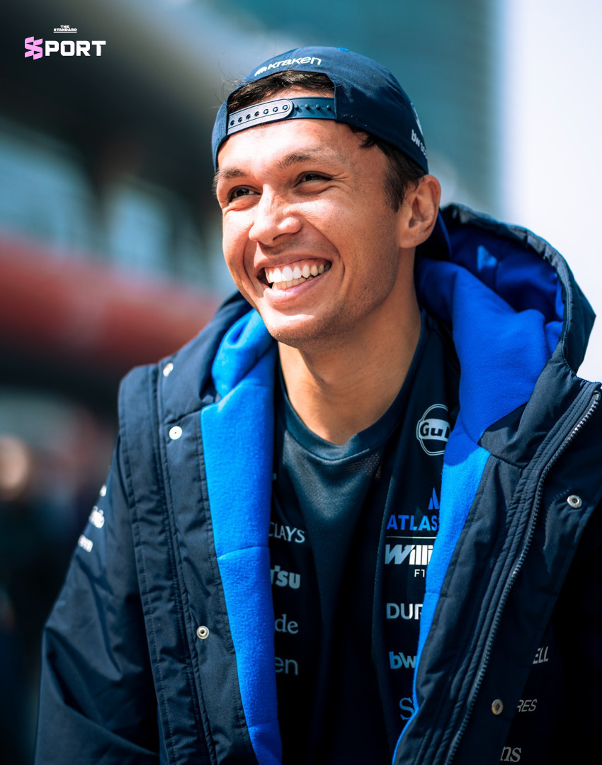 ภาพ อเล็กซ์ อัลบอน นักแข่ง F1 จากทีม Williams Racing ยืนยิ้ม 1