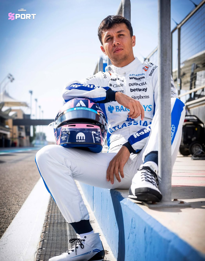 ภาพ อเล็กซ์ อัลบอน นักแข่ง F1 จากทีม Williams Racing ยืนยิ้ม 2