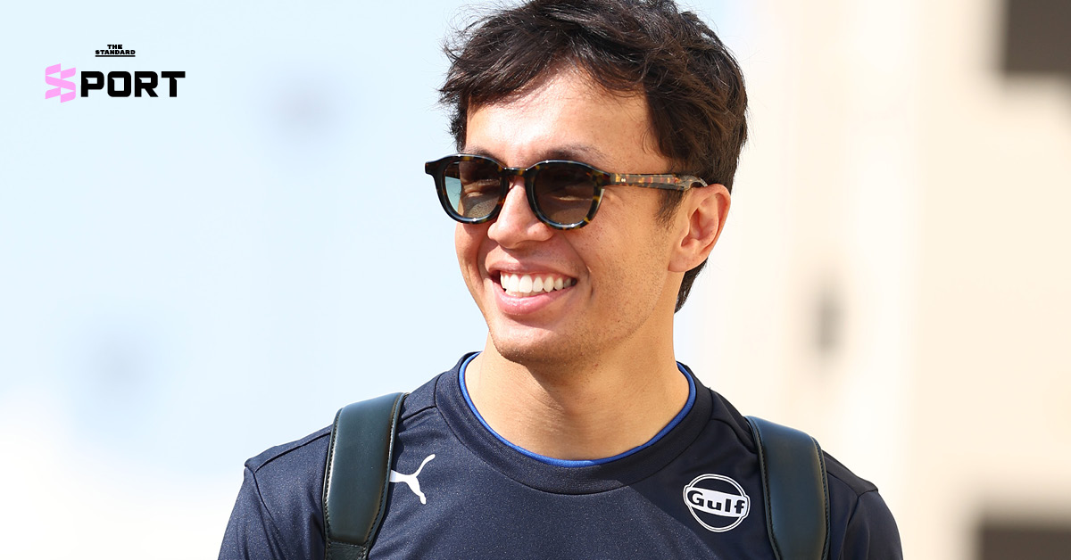 ภาพ อเล็กซ์ อัลบอน นักแข่ง F1 จากทีม Williams Racing ยืนยิ้ม