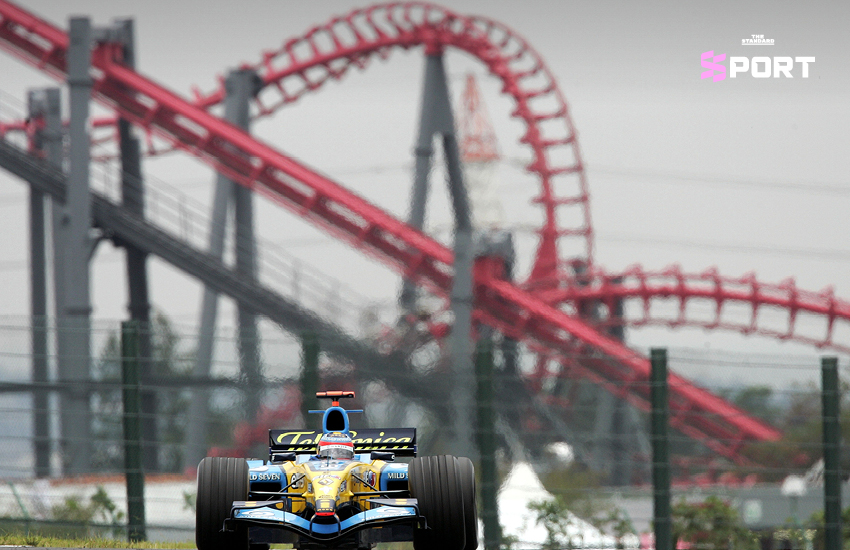 ภาพเฟอร์นันโด อลอนโซ กำลังขับรถแข่ง F1 ทีม Renault บนสนามซูซูกะ โดยมีมิชาเอล ชูมัคเกอร์ ตามหลังในโค้ง 130R 1