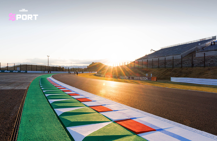 ภาพเฟอร์นันโด อลอนโซ กำลังขับรถแข่ง F1 ทีม Renault บนสนามซูซูกะ โดยมีมิชาเอล ชูมัคเกอร์ ตามหลังในโค้ง 130R 2