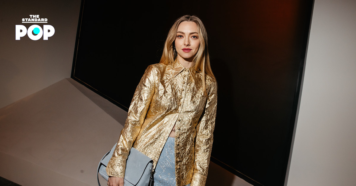 อแมนดา ไซย์ฟริด ในชุดสีขาวที่งานแฟชั่นโชว์ Tory Burch