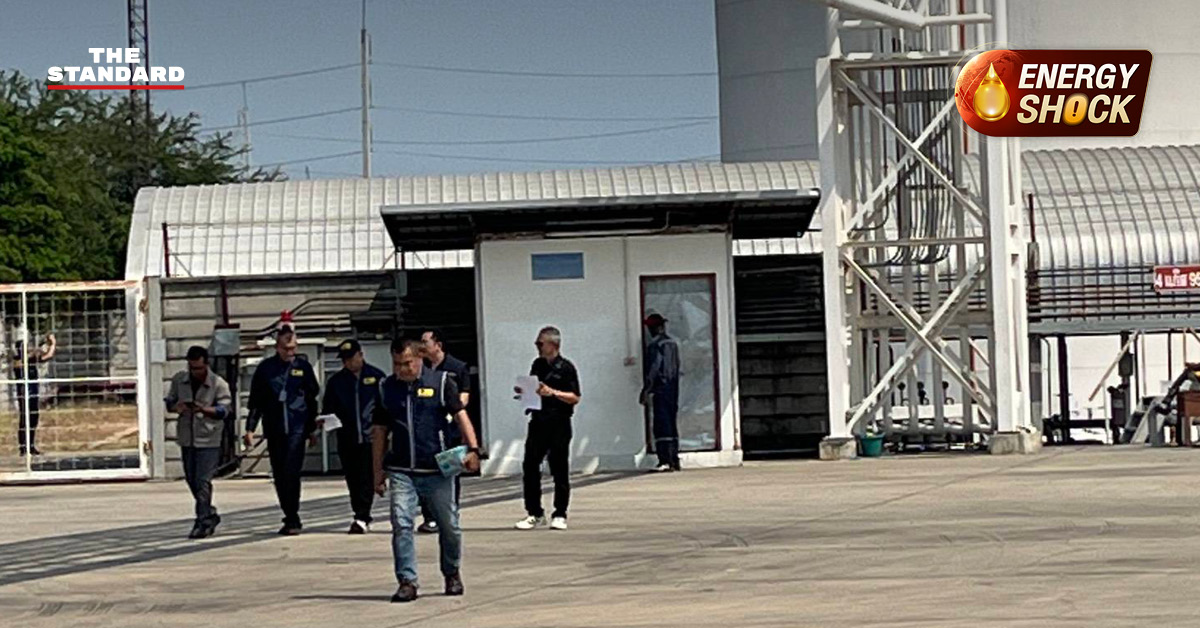 เจ้าหน้าที่นำเอกสารหลักฐานแจ้งความดำเนินคดีการลักลอบขนน้ำมัน