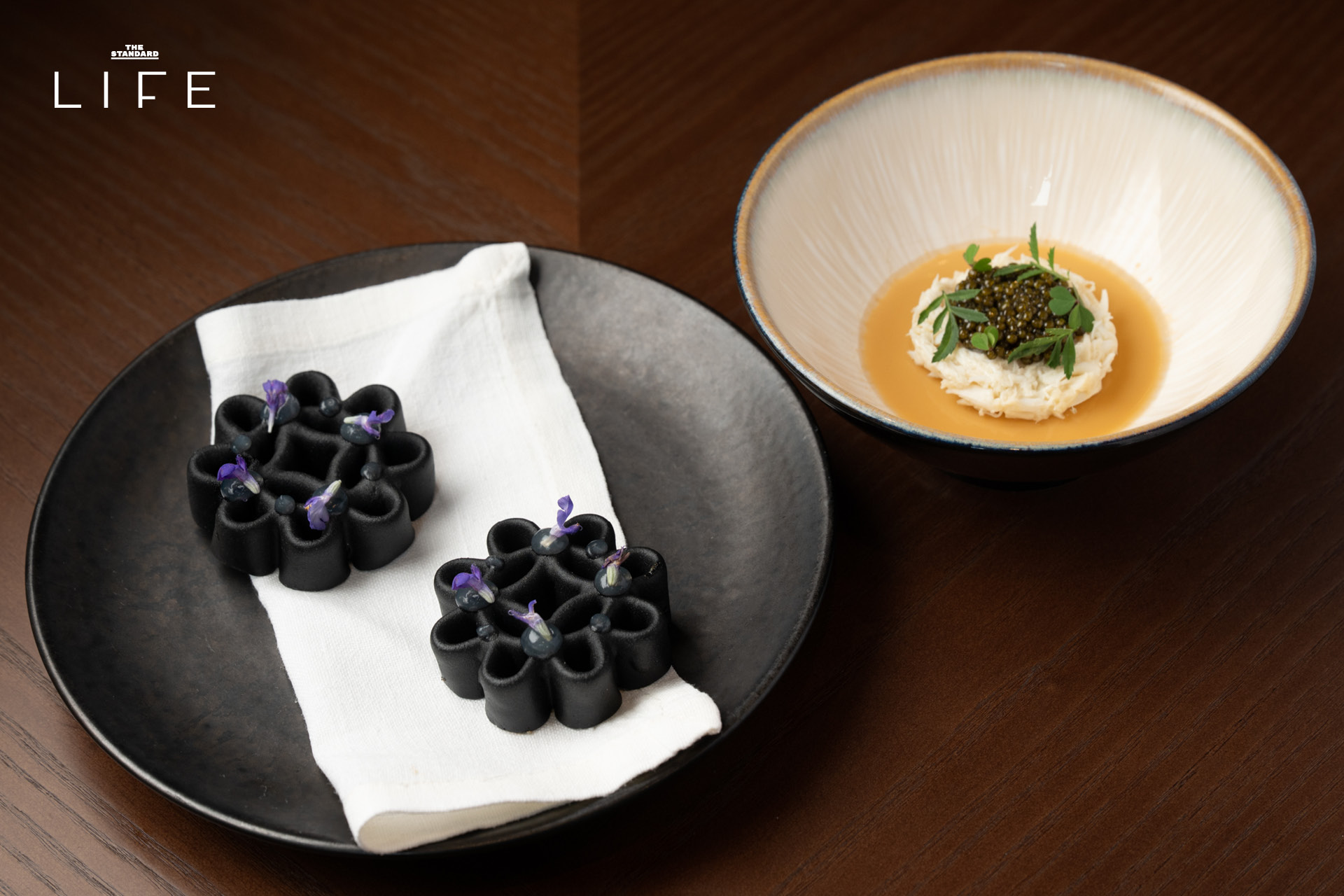 เชฟจอห์น จันทรศักดิ์ และทีมงาน AngloThai กำลังปรุงอาหารในงานป๊อปอัพที่ โรงแรมดุสิตธานี กรุงเทพฯ 2