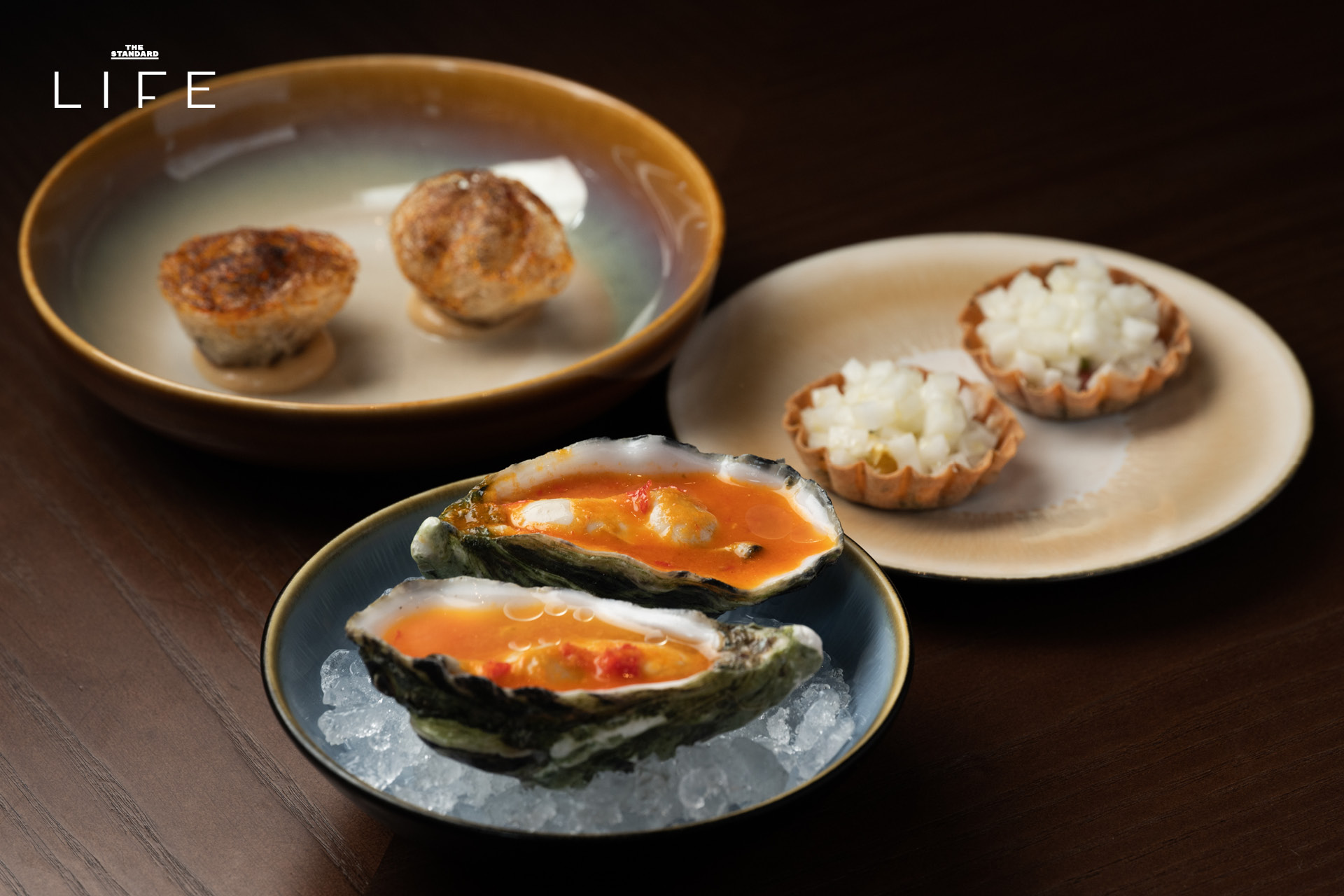 เชฟจอห์น จันทรศักดิ์ และทีมงาน AngloThai กำลังปรุงอาหารในงานป๊อปอัพที่ โรงแรมดุสิตธานี กรุงเทพฯ 3