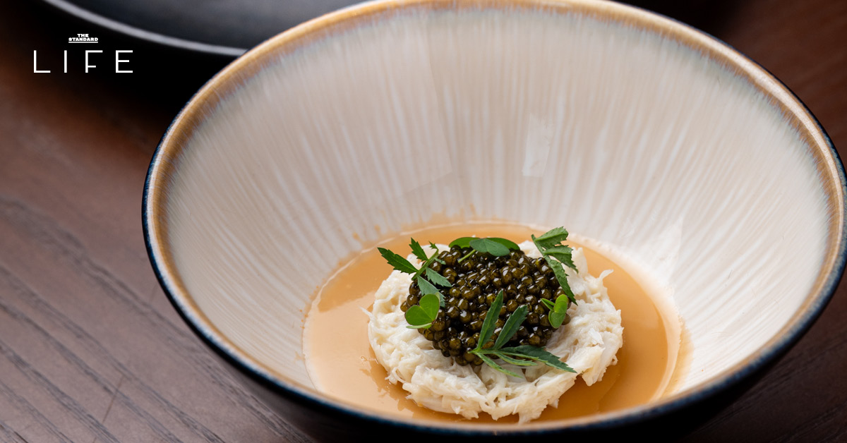 เชฟจอห์น จันทรศักดิ์ และทีมงาน AngloThai กำลังปรุงอาหารในงานป๊อปอัพที่ โรงแรมดุสิตธานี กรุงเทพฯ