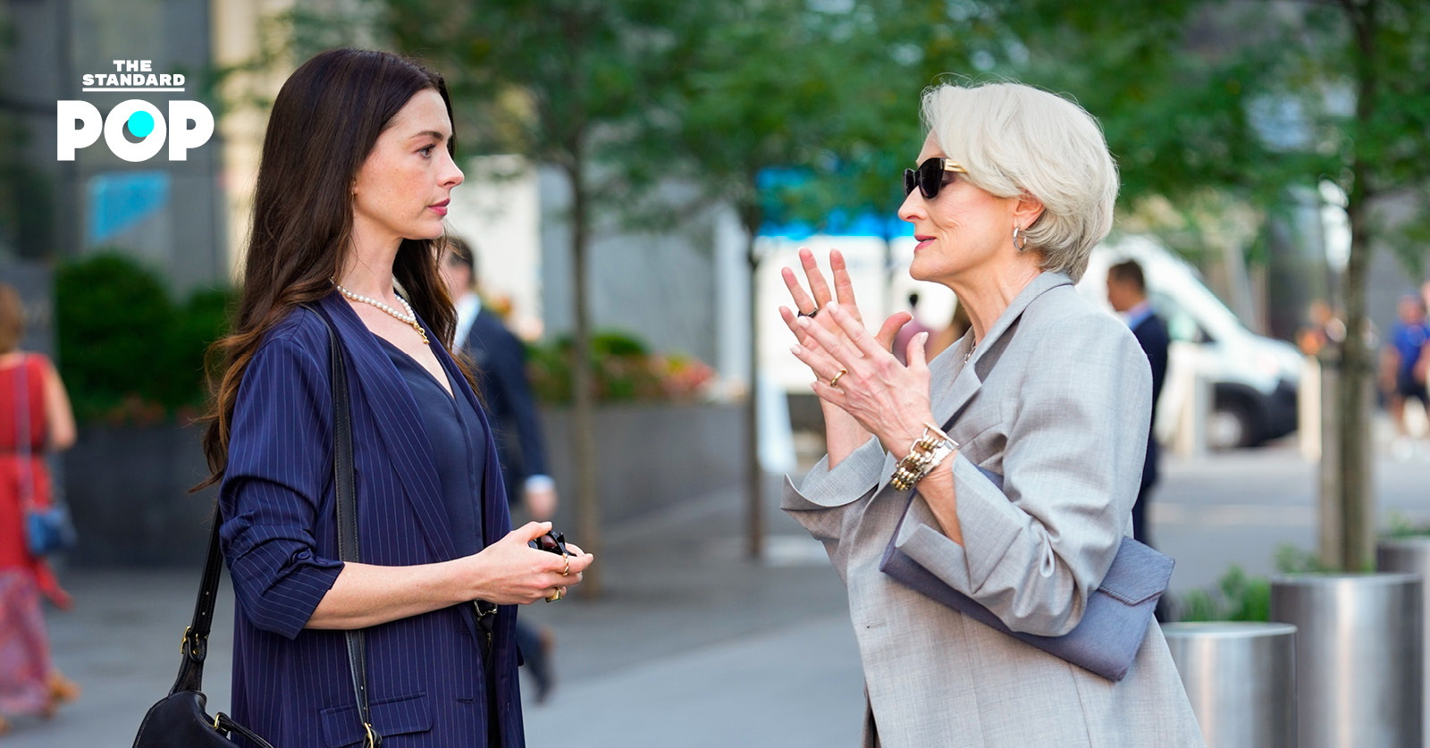 แอนน์ แฮทธาเวย์ และ เมอรีล สตรีป ในกองถ่ายภาพยนตร์ The Devil Wears Prada