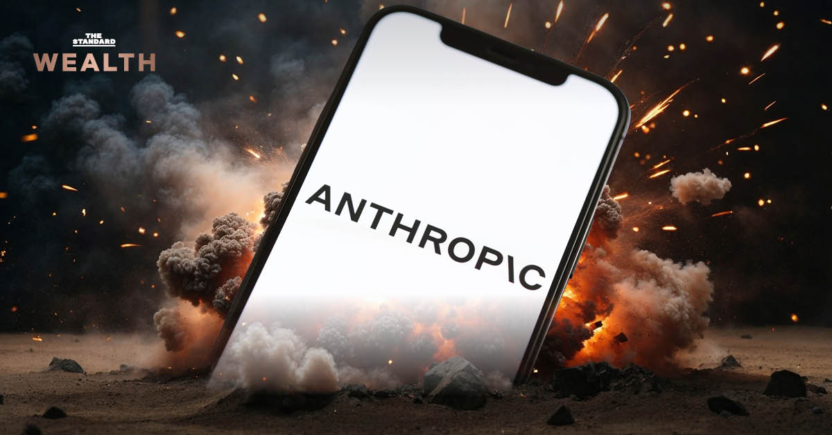 ภาพระเบิดฉากหลังพร้อมโลโก้ Anthropic ด้านหน้า และข้อความ “AI พร้อมทำสงครามหรือยัง? เบื้องหลัง Anthropic ปฏิเสธเป็นเครื่องมือสอดแนม”