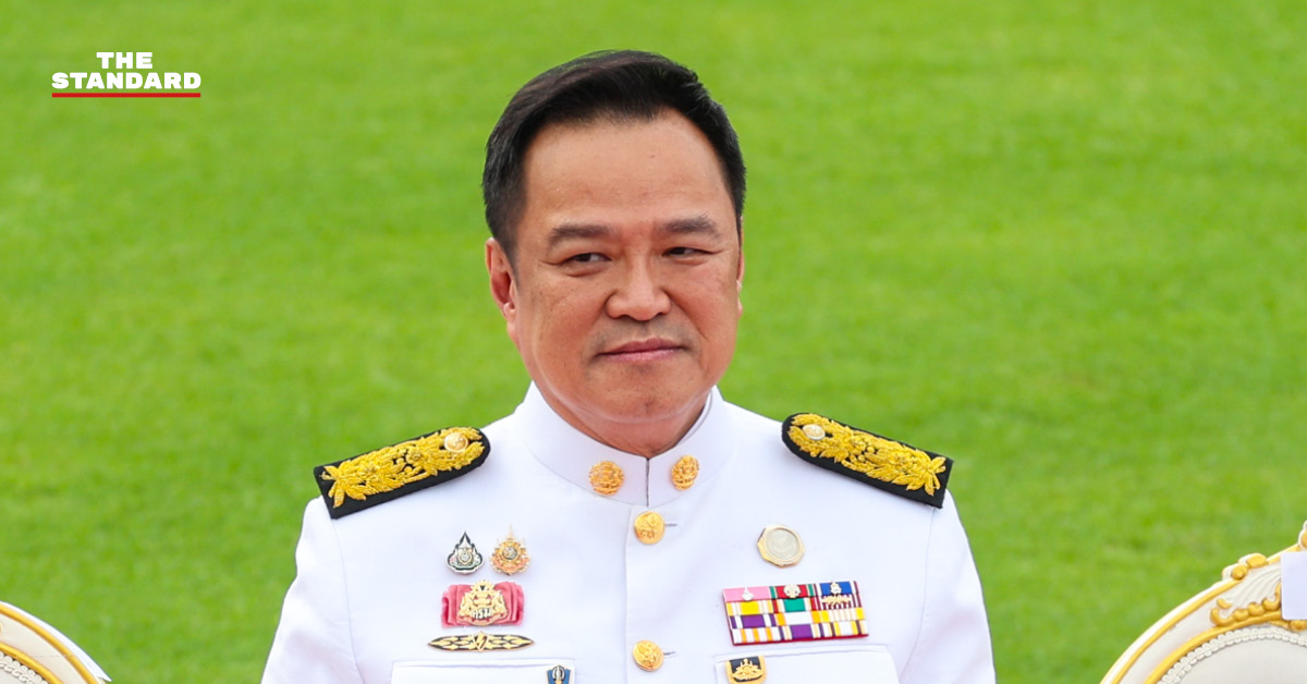 อนุทิน ชาญวีรกูล กำลังยิ้มพร้อมกล่าวถึงการเตรียมนำรายชื่อคณะรัฐมนตรีชุดใหม่ (ครม. อนุทิน 2) ขึ้นทูลเกล้าฯ