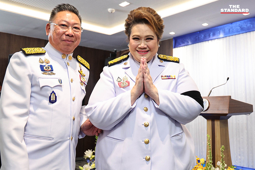 อนุทิน ชาญวีรกูล พร้อมครอบครัวและแกนนำพรรคร่วมรัฐบาล ในพิธีรับพระบรมราชโองการโปรดเกล้าฯ แต่งตั้งเป็นนายกรัฐมนตรีสมัยที่ 2 10