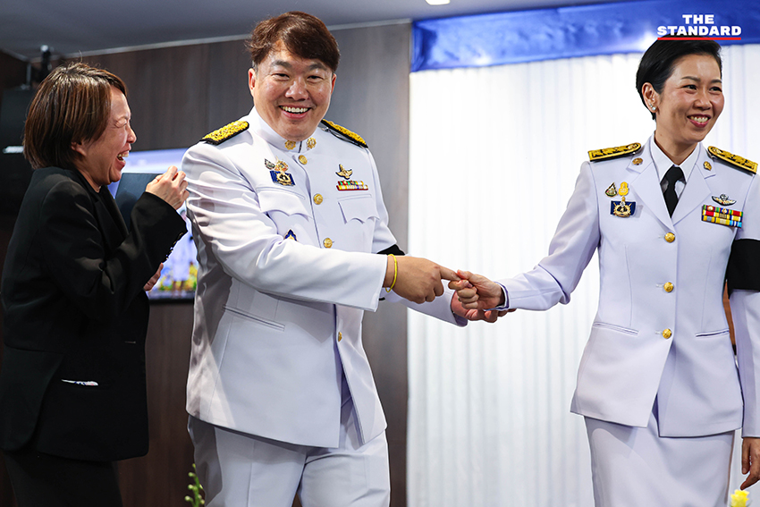 อนุทิน ชาญวีรกูล พร้อมครอบครัวและแกนนำพรรคร่วมรัฐบาล ในพิธีรับพระบรมราชโองการโปรดเกล้าฯ แต่งตั้งเป็นนายกรัฐมนตรีสมัยที่ 2 11