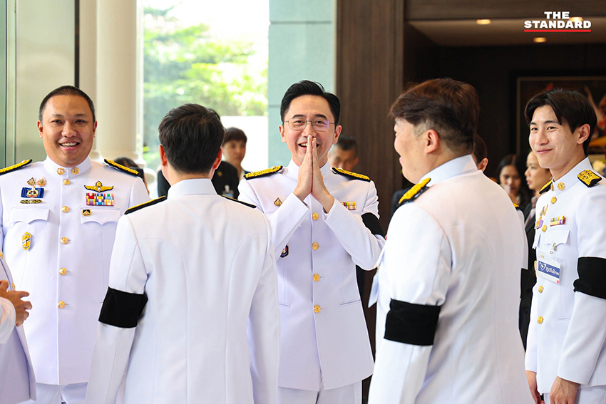 อนุทิน ชาญวีรกูล พร้อมครอบครัวและแกนนำพรรคร่วมรัฐบาล ในพิธีรับพระบรมราชโองการโปรดเกล้าฯ แต่งตั้งเป็นนายกรัฐมนตรีสมัยที่ 2 12