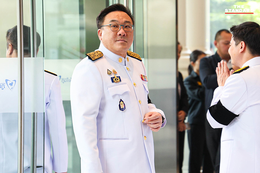 อนุทิน ชาญวีรกูล พร้อมครอบครัวและแกนนำพรรคร่วมรัฐบาล ในพิธีรับพระบรมราชโองการโปรดเกล้าฯ แต่งตั้งเป็นนายกรัฐมนตรีสมัยที่ 2 13