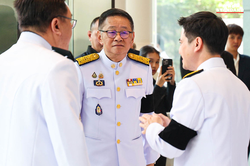 อนุทิน ชาญวีรกูล พร้อมครอบครัวและแกนนำพรรคร่วมรัฐบาล ในพิธีรับพระบรมราชโองการโปรดเกล้าฯ แต่งตั้งเป็นนายกรัฐมนตรีสมัยที่ 2 14