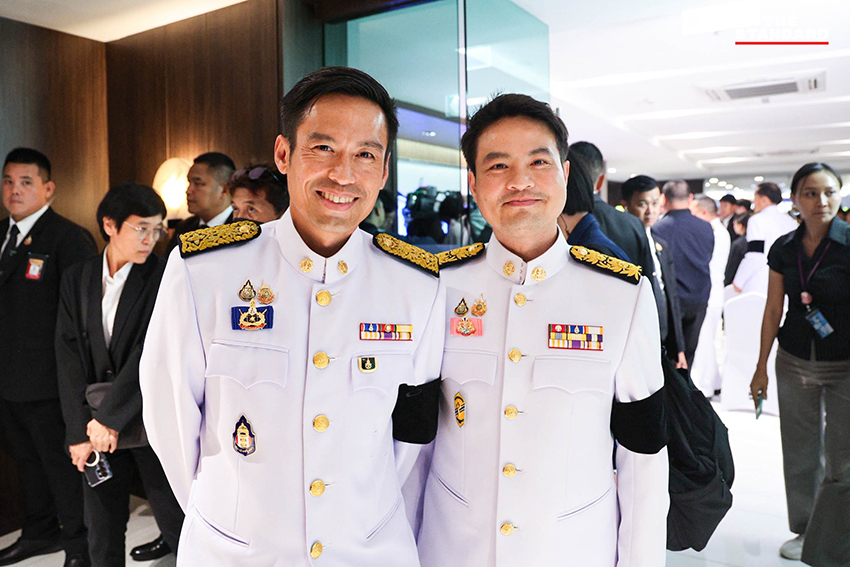 อนุทิน ชาญวีรกูล พร้อมครอบครัวและแกนนำพรรคร่วมรัฐบาล ในพิธีรับพระบรมราชโองการโปรดเกล้าฯ แต่งตั้งเป็นนายกรัฐมนตรีสมัยที่ 2 18