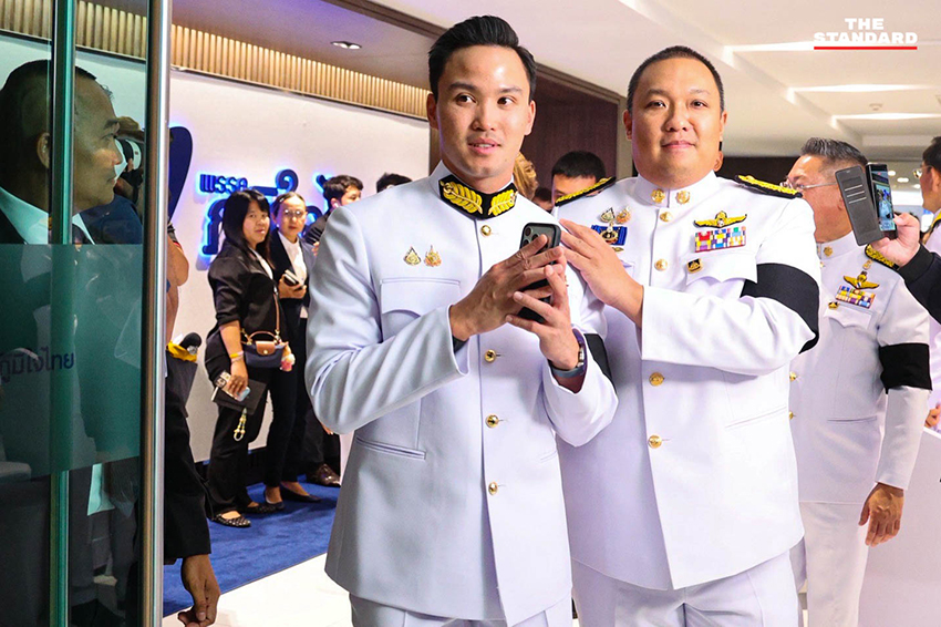 อนุทิน ชาญวีรกูล พร้อมครอบครัวและแกนนำพรรคร่วมรัฐบาล ในพิธีรับพระบรมราชโองการโปรดเกล้าฯ แต่งตั้งเป็นนายกรัฐมนตรีสมัยที่ 2 4