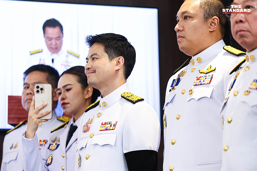 อนุทิน ชาญวีรกูล พร้อมครอบครัวและแกนนำพรรคร่วมรัฐบาล ในพิธีรับพระบรมราชโองการโปรดเกล้าฯ แต่งตั้งเป็นนายกรัฐมนตรีสมัยที่ 2 5