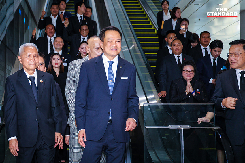 นายอนุทิน ชาญวีรกูล หัวหน้าพรรคภูมิใจไทย นำคณะ สส. ของพรรค จำนวน 191 คน เข้ารายงานตัวต่อสภาผู้แทนราษฎร 1