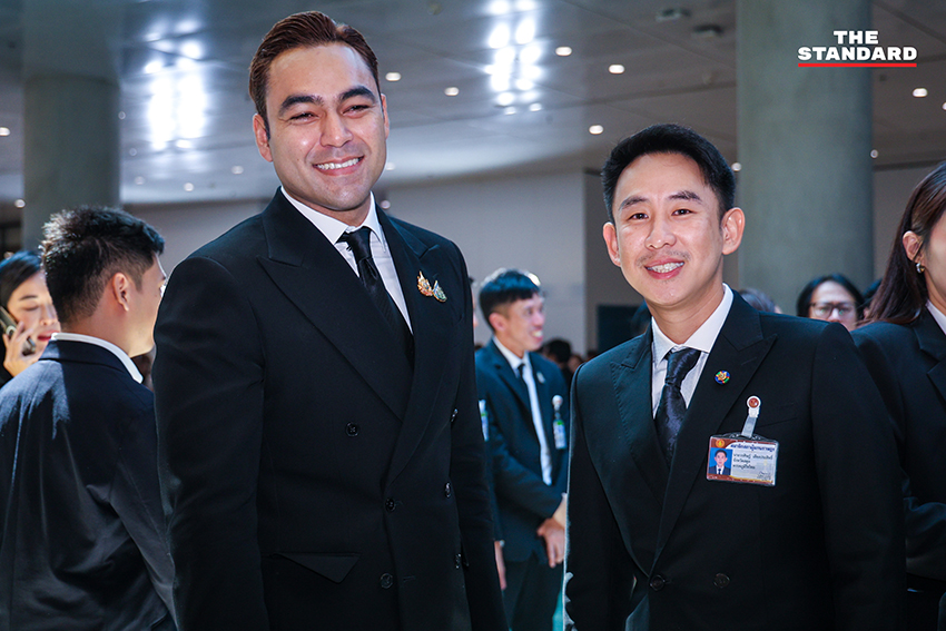 นายอนุทิน ชาญวีรกูล หัวหน้าพรรคภูมิใจไทย นำคณะ สส. ของพรรค จำนวน 191 คน เข้ารายงานตัวต่อสภาผู้แทนราษฎร 10