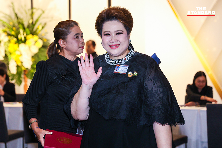 นายอนุทิน ชาญวีรกูล หัวหน้าพรรคภูมิใจไทย นำคณะ สส. ของพรรค จำนวน 191 คน เข้ารายงานตัวต่อสภาผู้แทนราษฎร 13