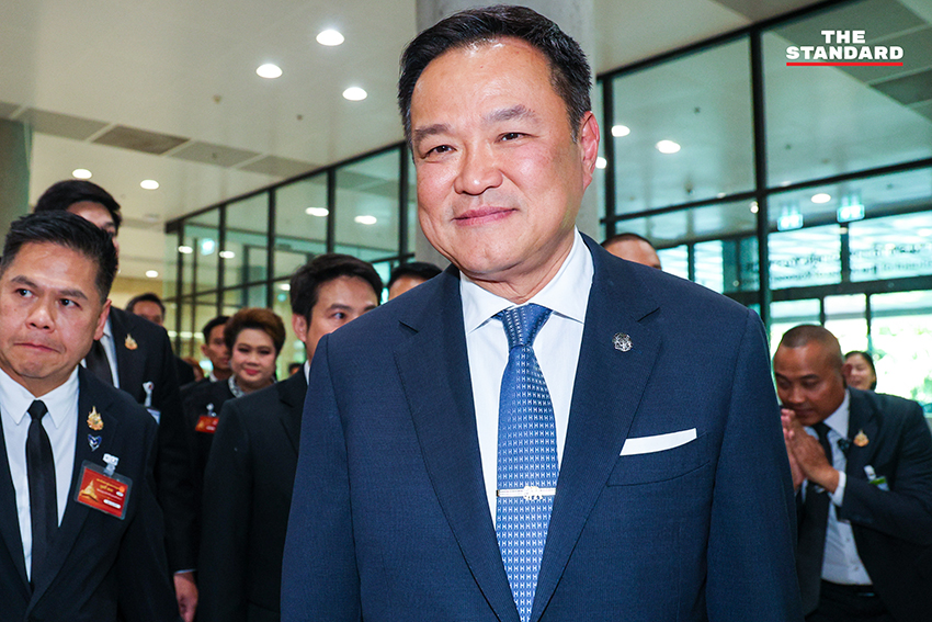 นายอนุทิน ชาญวีรกูล หัวหน้าพรรคภูมิใจไทย นำคณะ สส. ของพรรค จำนวน 191 คน เข้ารายงานตัวต่อสภาผู้แทนราษฎร 14