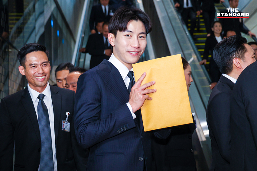 นายอนุทิน ชาญวีรกูล หัวหน้าพรรคภูมิใจไทย นำคณะ สส. ของพรรค จำนวน 191 คน เข้ารายงานตัวต่อสภาผู้แทนราษฎร 16