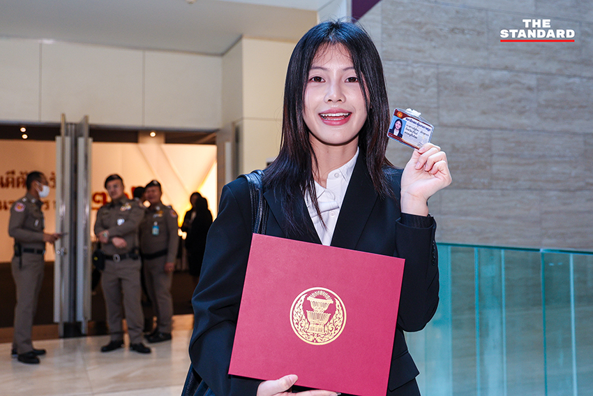 นายอนุทิน ชาญวีรกูล หัวหน้าพรรคภูมิใจไทย นำคณะ สส. ของพรรค จำนวน 191 คน เข้ารายงานตัวต่อสภาผู้แทนราษฎร 4