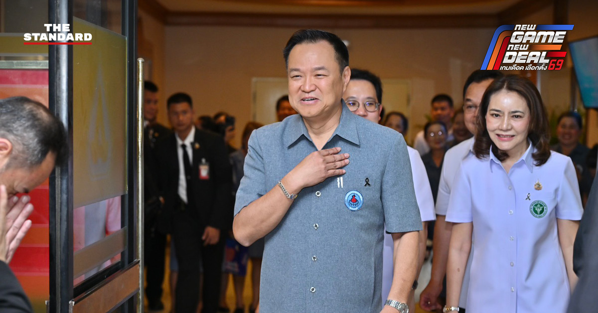 อนุทิน ชาญวีรกูล กำลังให้สัมภาษณ์สื่อมวลชนเกี่ยวกับความคืบหน้าการส่งรายชื่อ ครม. เพื่อตรวจสอบประวัติ