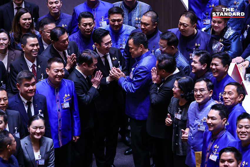 ภาพ ส.ส. พรรคร่วมรัฐบาลแสดงความยินดีกับ อนุทิน ชาญวีรกูล หลังได้รับเลือกเป็นนายกรัฐมนตรี 1