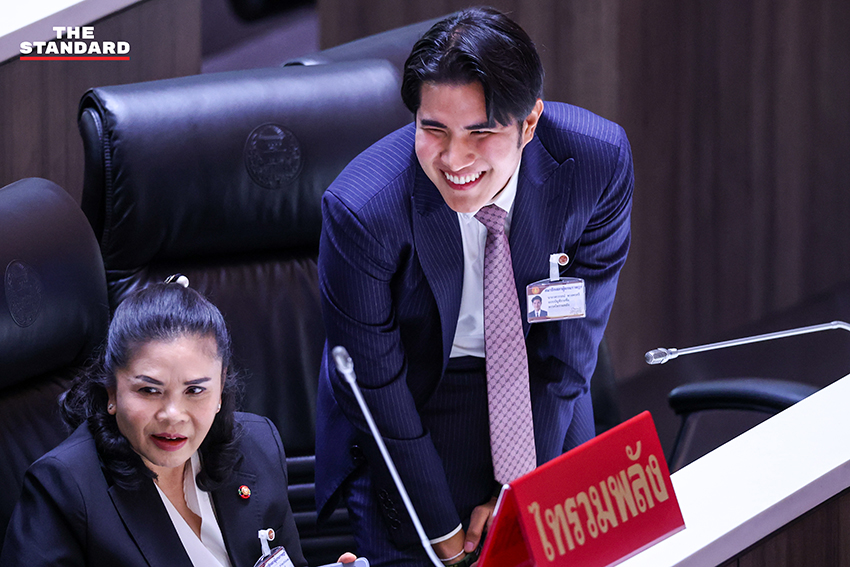 ภาพ ส.ส. พรรคร่วมรัฐบาลแสดงความยินดีกับ อนุทิน ชาญวีรกูล หลังได้รับเลือกเป็นนายกรัฐมนตรี 10