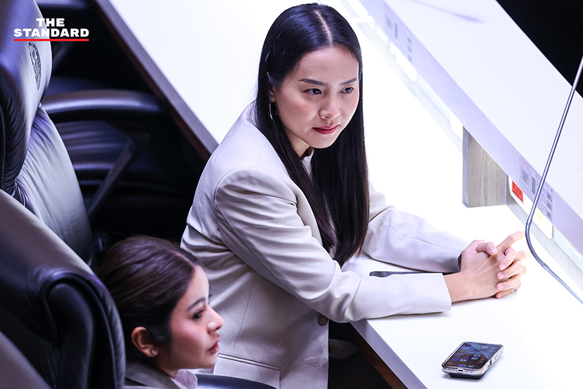 ภาพ ส.ส. พรรคร่วมรัฐบาลแสดงความยินดีกับ อนุทิน ชาญวีรกูล หลังได้รับเลือกเป็นนายกรัฐมนตรี 11