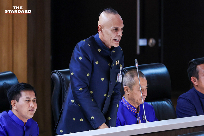 ภาพ ส.ส. พรรคร่วมรัฐบาลแสดงความยินดีกับ อนุทิน ชาญวีรกูล หลังได้รับเลือกเป็นนายกรัฐมนตรี 12