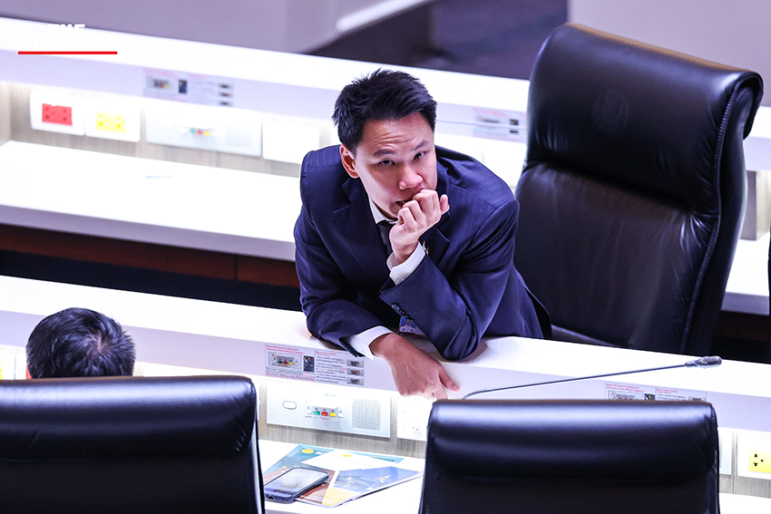 ภาพ ส.ส. พรรคร่วมรัฐบาลแสดงความยินดีกับ อนุทิน ชาญวีรกูล หลังได้รับเลือกเป็นนายกรัฐมนตรี 13