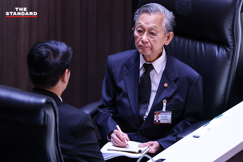 ภาพ ส.ส. พรรคร่วมรัฐบาลแสดงความยินดีกับ อนุทิน ชาญวีรกูล หลังได้รับเลือกเป็นนายกรัฐมนตรี 15