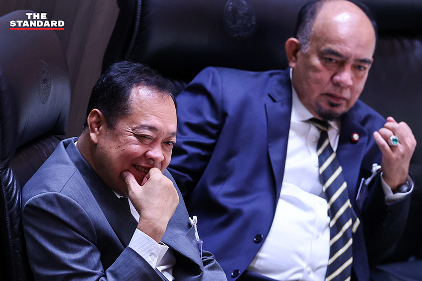 ภาพ ส.ส. พรรคร่วมรัฐบาลแสดงความยินดีกับ อนุทิน ชาญวีรกูล หลังได้รับเลือกเป็นนายกรัฐมนตรี 16