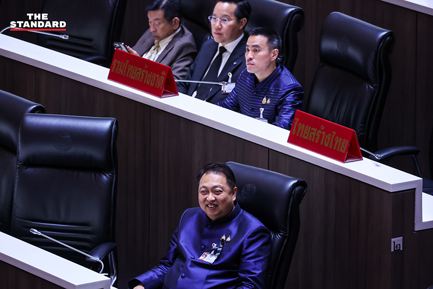 ภาพ ส.ส. พรรคร่วมรัฐบาลแสดงความยินดีกับ อนุทิน ชาญวีรกูล หลังได้รับเลือกเป็นนายกรัฐมนตรี 17