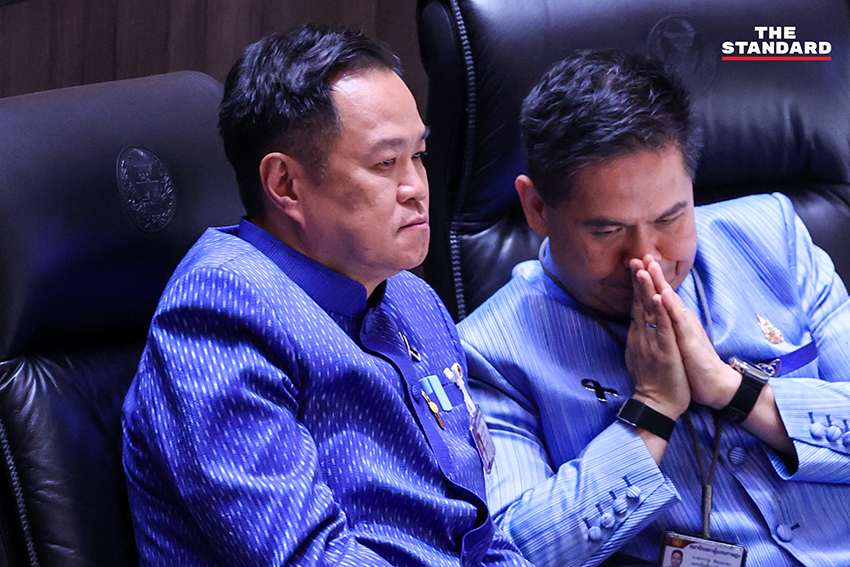 ภาพ ส.ส. พรรคร่วมรัฐบาลแสดงความยินดีกับ อนุทิน ชาญวีรกูล หลังได้รับเลือกเป็นนายกรัฐมนตรี 21