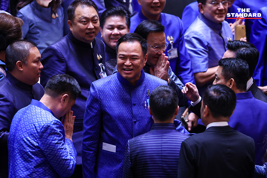 ภาพ ส.ส. พรรคร่วมรัฐบาลแสดงความยินดีกับ อนุทิน ชาญวีรกูล หลังได้รับเลือกเป็นนายกรัฐมนตรี 22