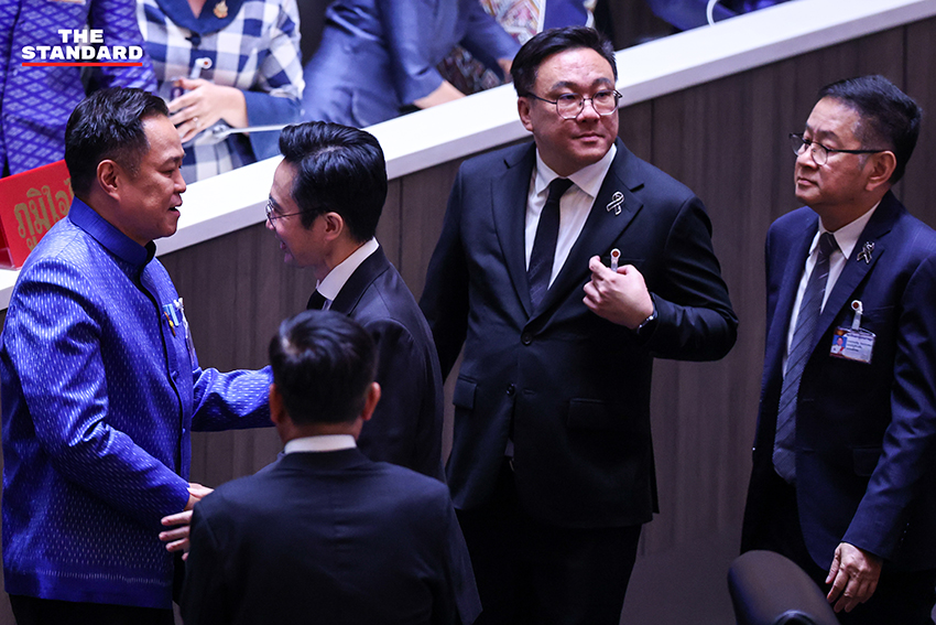 ภาพ ส.ส. พรรคร่วมรัฐบาลแสดงความยินดีกับ อนุทิน ชาญวีรกูล หลังได้รับเลือกเป็นนายกรัฐมนตรี 23