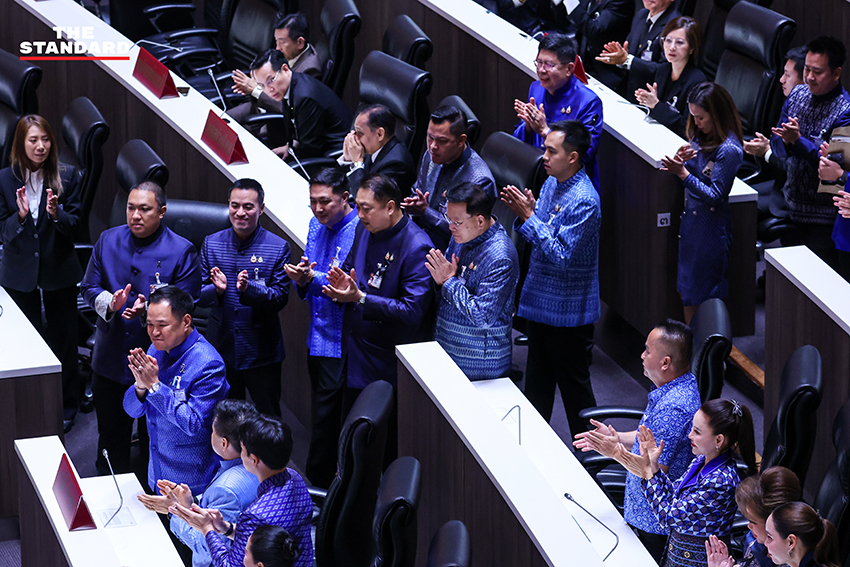 ภาพ ส.ส. พรรคร่วมรัฐบาลแสดงความยินดีกับ อนุทิน ชาญวีรกูล หลังได้รับเลือกเป็นนายกรัฐมนตรี 24