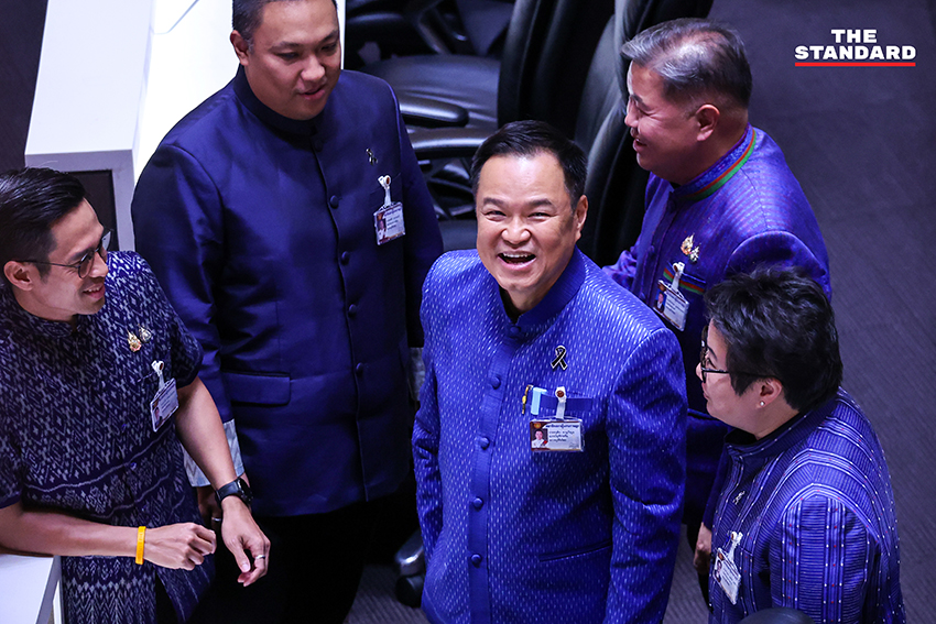 ภาพ ส.ส. พรรคร่วมรัฐบาลแสดงความยินดีกับ อนุทิน ชาญวีรกูล หลังได้รับเลือกเป็นนายกรัฐมนตรี 25