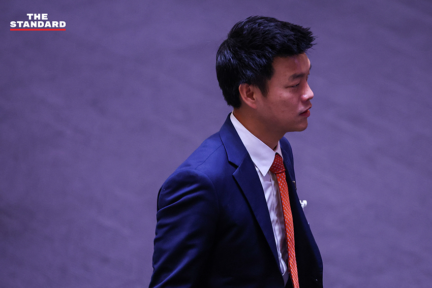 ภาพ ส.ส. พรรคร่วมรัฐบาลแสดงความยินดีกับ อนุทิน ชาญวีรกูล หลังได้รับเลือกเป็นนายกรัฐมนตรี 26