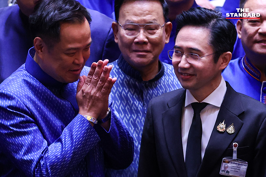 ภาพ ส.ส. พรรคร่วมรัฐบาลแสดงความยินดีกับ อนุทิน ชาญวีรกูล หลังได้รับเลือกเป็นนายกรัฐมนตรี 3