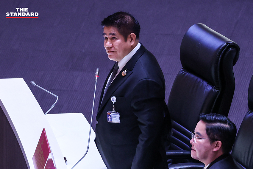 ภาพ ส.ส. พรรคร่วมรัฐบาลแสดงความยินดีกับ อนุทิน ชาญวีรกูล หลังได้รับเลือกเป็นนายกรัฐมนตรี 4