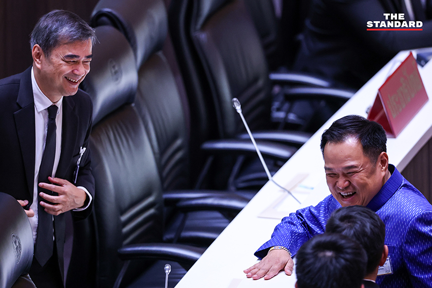 ภาพ ส.ส. พรรคร่วมรัฐบาลแสดงความยินดีกับ อนุทิน ชาญวีรกูล หลังได้รับเลือกเป็นนายกรัฐมนตรี 5