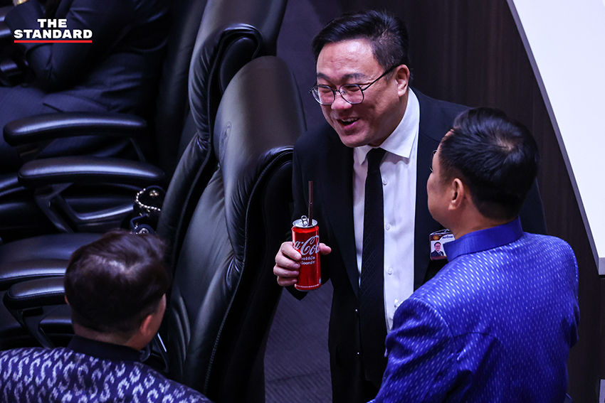 ภาพ ส.ส. พรรคร่วมรัฐบาลแสดงความยินดีกับ อนุทิน ชาญวีรกูล หลังได้รับเลือกเป็นนายกรัฐมนตรี 6