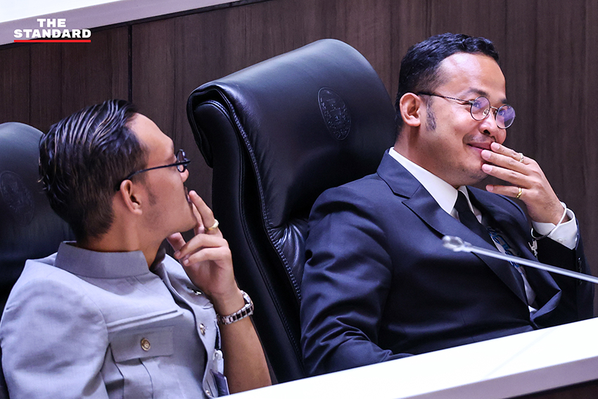 ภาพ ส.ส. พรรคร่วมรัฐบาลแสดงความยินดีกับ อนุทิน ชาญวีรกูล หลังได้รับเลือกเป็นนายกรัฐมนตรี 7